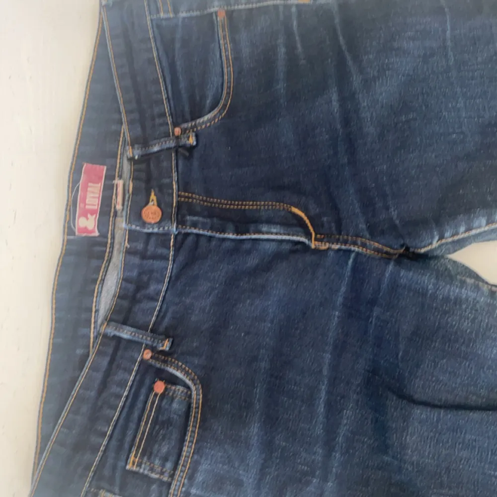 Säljer ett par oanvända jeans med snygga texturer. Det är i st 32 och midjemåttet är 86. Säljer dessa pågrund av för stort midjemått. Det står att de är från märket ”Loyal” men det är köpte från sellpy.. Jeans & Byxor.