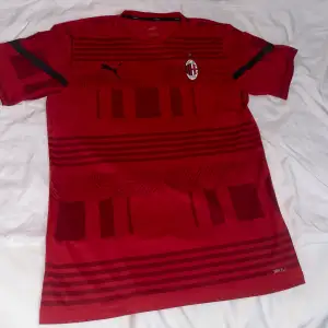 En Milan T-shirt som är väldigt fin och som skulle passa alla.