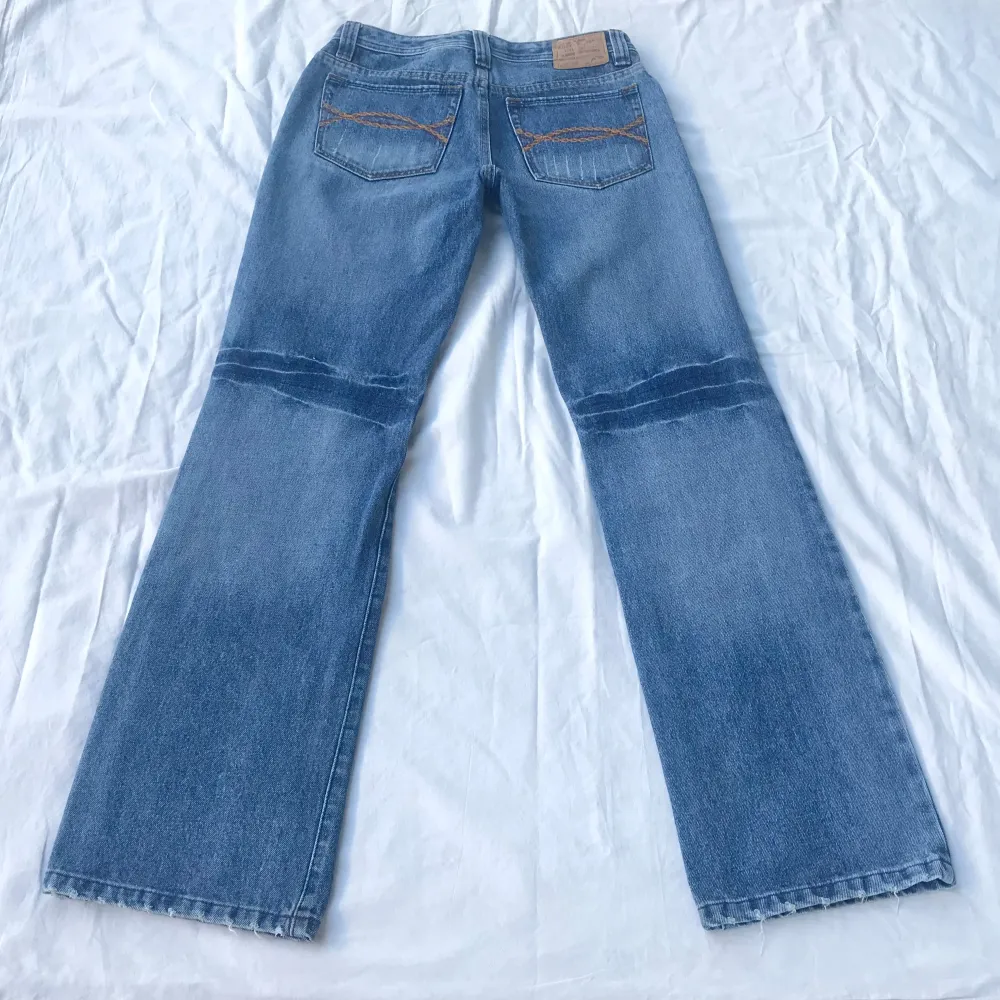 Snygga bootcut jeans med slitna detaljer som är designen. Slitstarka kvalitetsjeans i 100% bomull. Perfekt skick- som nya.  Mått: midja rakt över 37,  innerben 81,5. Jeans & Byxor.