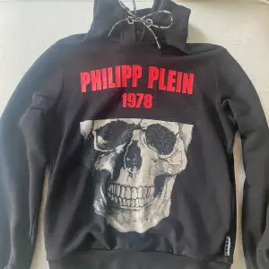 Philipp plein hoodie i jättebra skick, endast använd ett fåtal gånger. Storlek L men är liten i storleken, skulle säga snarare M. Köpt på pleinoutlet.com