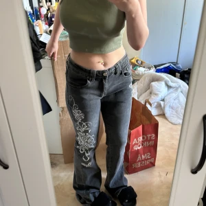 Jeans med Paljetter-mönster - Byxorna är köpta från shein men ändå bra matrial och känns som ett par vanliga jeans. anväda fåtal gånger, lite utslitet nere vid fötterna pga byxorna förkorta. S i stolek men känns som M runt midjan. köpta för 200