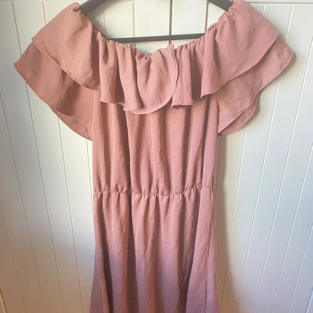 Somrig klänning i rosa från IVYREVEL i storlek Xs. Finns att hämta i Göteborg eller kan skickas.   Kommer från djur&rökfritt hem. Är nytvättad. Pris: 45kr. Klänningar.