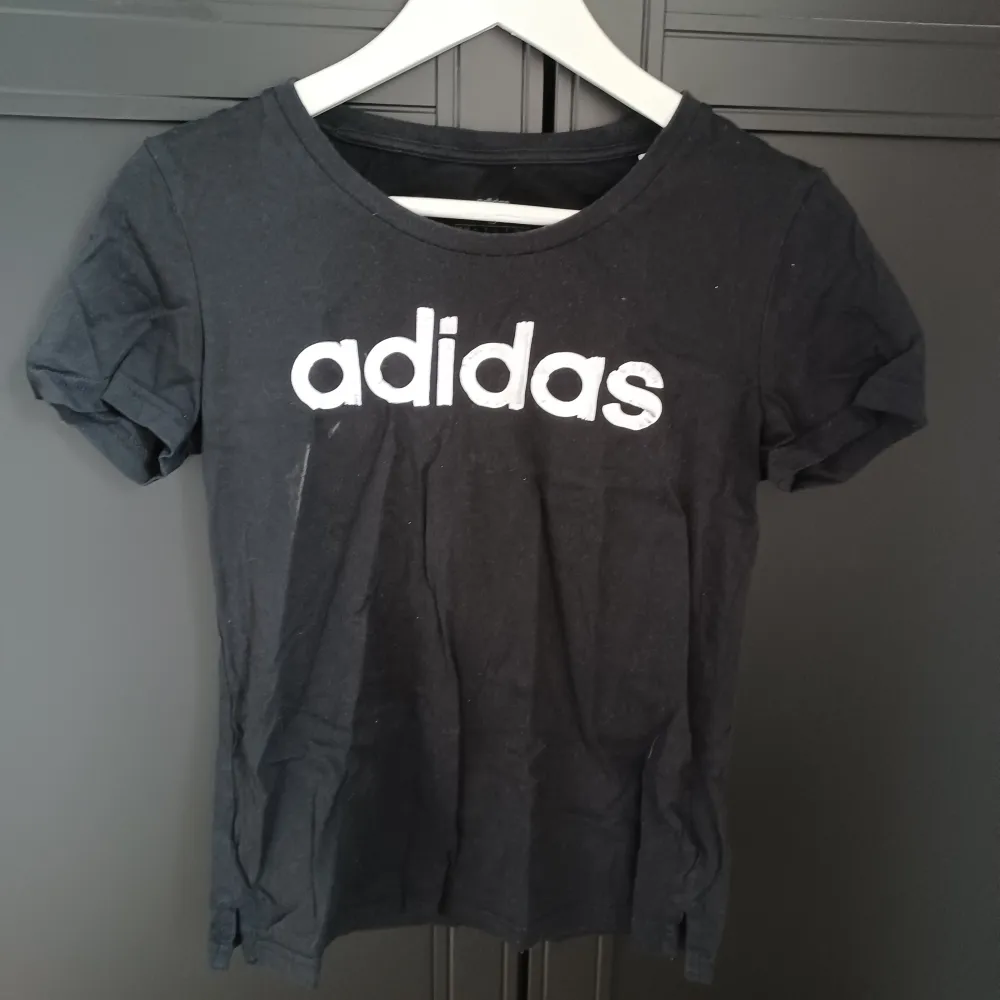 Svart Adidas tröja. Bra kvalitet . T-shirts.