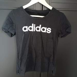 Svart Adidas tröja. Bra kvalitet 