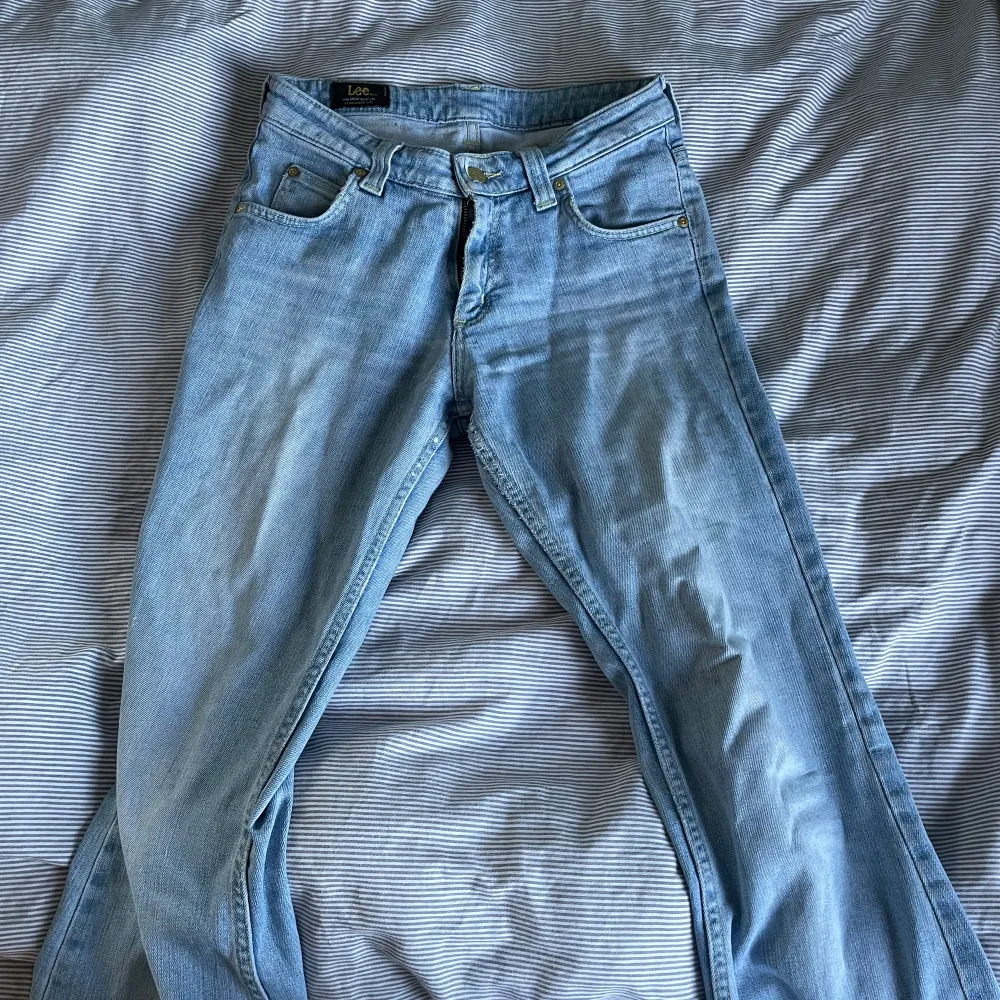 Säljer dessa jeans från lee fast lite ljusare än på bilden. De är i strl s och passar 34,36 &38. Skriv privat för fler bilder. . Jeans & Byxor.