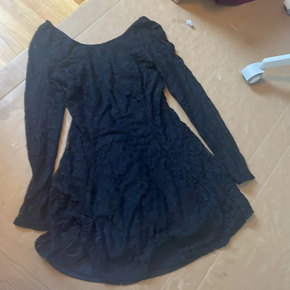 Svart spetsklänning