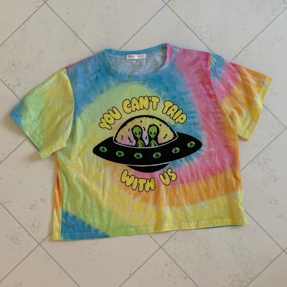 Tie dye t shirt i storlek M med aliens på👽💕 inte så lång i modellen 💜 skriv gärna vid frågor :). T-shirts.