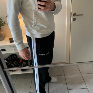 Palm angels track pants - Säljer mina Palm angels track pants pga att de inte används längre. De är i bra skick endast lite urtvättade men annars inga defekter.