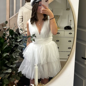 Studentklänning  - SKIT SNYGG klänning från ginatricot som är slutsåld, som jag hade tänkt mig ha till studenten, men hittade en annan. Den är endast prövad och har alla lappar kvar. Nypris 599 kommer sälja för 450kr🩷