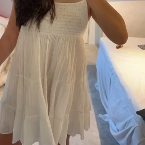 vit klänning  - säljer denna så fina å söta skolavslutnings klänningen från zara, den är super populär och eftertraktad! 