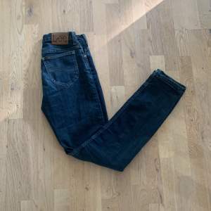 Tja! Säljer dess Lee jeans för ett bra pris. Storleken är W29 L34. Jeansen är i bra skick och har inga defekter. Nypriset på dess ligger på cirka 700-1000 kr. Hör gärna av er vid frågor!