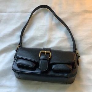 Svart väska  - Jättesöt väska som jag köpt ifrån brandy Melville på nätet! Originalpriset är 42$ vilket är runt 450 svenska kronor 💞 om ni vill köpa så gör man det genom swish. Väskan är lite smutsig inuti men inget man tänker på!!! Kom privat för frakt💗