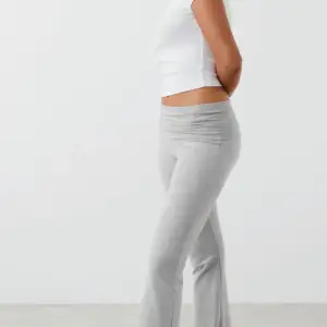 Säljer dessa jättesnygga och bekväma yoga pants från Gina. Dom har ett litet hål men inget man tänker på. Köpta för 360 säljer för 200 men pris kan diskuteras💕