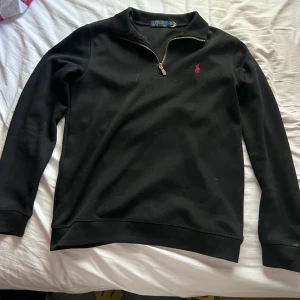 Polo Ralph Lauren Quarter Zip - Tjabba! Polo Ralph lauren quarter zip säljes då den har blivit för liten 🤷‍♂️ fick i present av polarn i julas, Finns ett litet hål i nederkanten av magen men synns ej när man har den Hör av er i pm vid frågor 👍