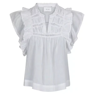 Neo noir topp - Säljer denna jättefina vita topp ifrån Neo Noir. Endast använd tre gånger och är därav i jättebra skick. Köptes för 599kr och säljer för 390kr💘