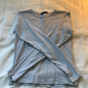 Långärmad randig tröja - Söt liten långärmad tröja i blå och vitt från brandy Melville i storlek XS-S!❤️Kom privat för frakt och hela summan, betalning sker via swish!