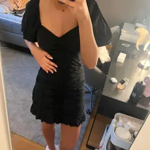 Fin svart klänning ifrån ginatricot!! Säljer eftersom den inte kommer till användning 🤩🤩