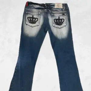 INTRESSEKOLL på dessa lowrise bootcut crazy age jeans som var för korta, strl S se mått: midja: ca 39cm, innerben: 72cm ytterben: 93cm! Benbredd: 21cm Inga defekter, kontakta mig vid intresse kan gå ned i pris 🩷