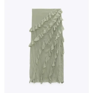 långkjol med volanger - helt ny med prislapp, nypris 699kr!🙌🏼☀️ kahki / grön / oliv förgad!  det är strl M, men sitter mer som en S🤝🏼 Går inte att lägga in så många bilder här så skriv gärna om jag ska skicka fler i chatt!🙌🏼 Jag är 165cm och midjemåttet är ca 76cm runt hela😇