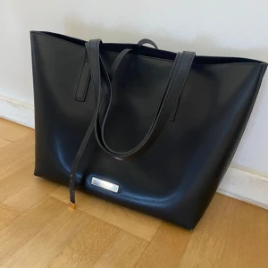 Anna field väska - En svart anna field väska men en annan bortagbar väska innuti