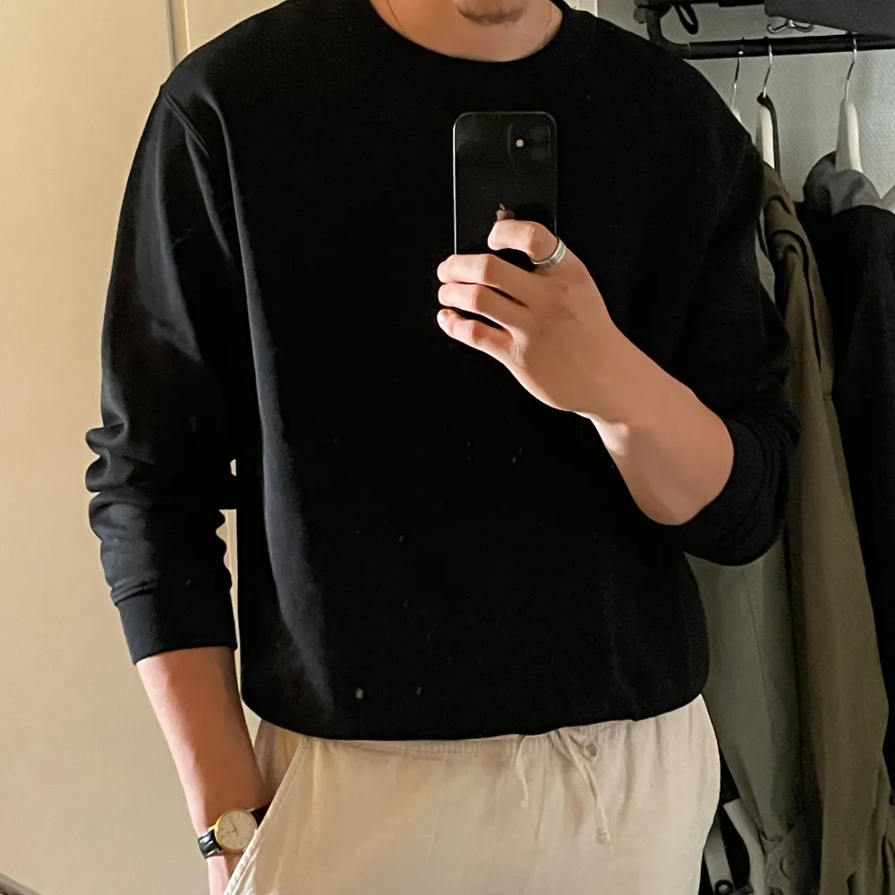 Säljer denna väldigt sköna och stiliga sweater från Weekday som både passar till en mer casual stil men även en mer stiligare outfit. Perfekt för alla årstider, inte för tjock eller tunn, med dess minimalistiska utseende så passar den alla! Nyskick!. Tröjor & Koftor.