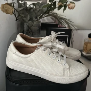 Vita skor - Säljer dessa skor jag ej har användning för längre, kan vara fina nu till sommaren eller studenten.☺️