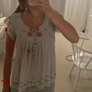 Blus - Fin och somrig NoaNoa blus! Bra skick och ordinarie pris låg på runt 800kr 💕
