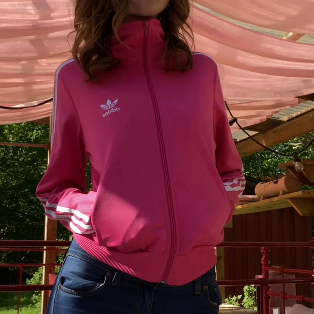 Rosa adidas hoodie skick 8/10 då den har två fläckar se på bild 5 en grå vid armvecket och en vid arm mudden men dem är nästan omärkbara storlek M/L men passar mig som vanligt vis har S. Hoodies.