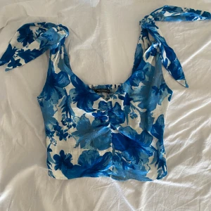 Blommig topp - Jättesöt blommig topp från Zara. Säljer pga att den inte passar längre. Använd ett fåtal gånger 