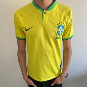 Brasilien Fotboll T- shirt🇧🇷 - Ganska ny , använd ett fåtal gånger ⭐️Skick 9/10 ⭐️passar bra vid S och M ( Vid fler frågor skriv bara )