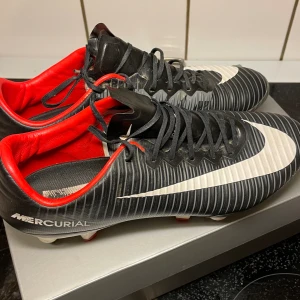 Nike Vapor Elite 11 SG - Jag säljer ett par retro fotbollsskor, köpta från en retrobutik. Nike Vapor Elite 11 SG. Mycket bra skick. 