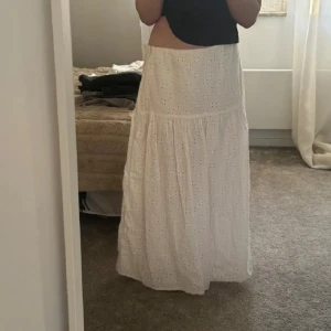 Vit långkjol - Jättefin långkjol som passar perfekt för sommarn🙏 knappt använd, som ny!❤️