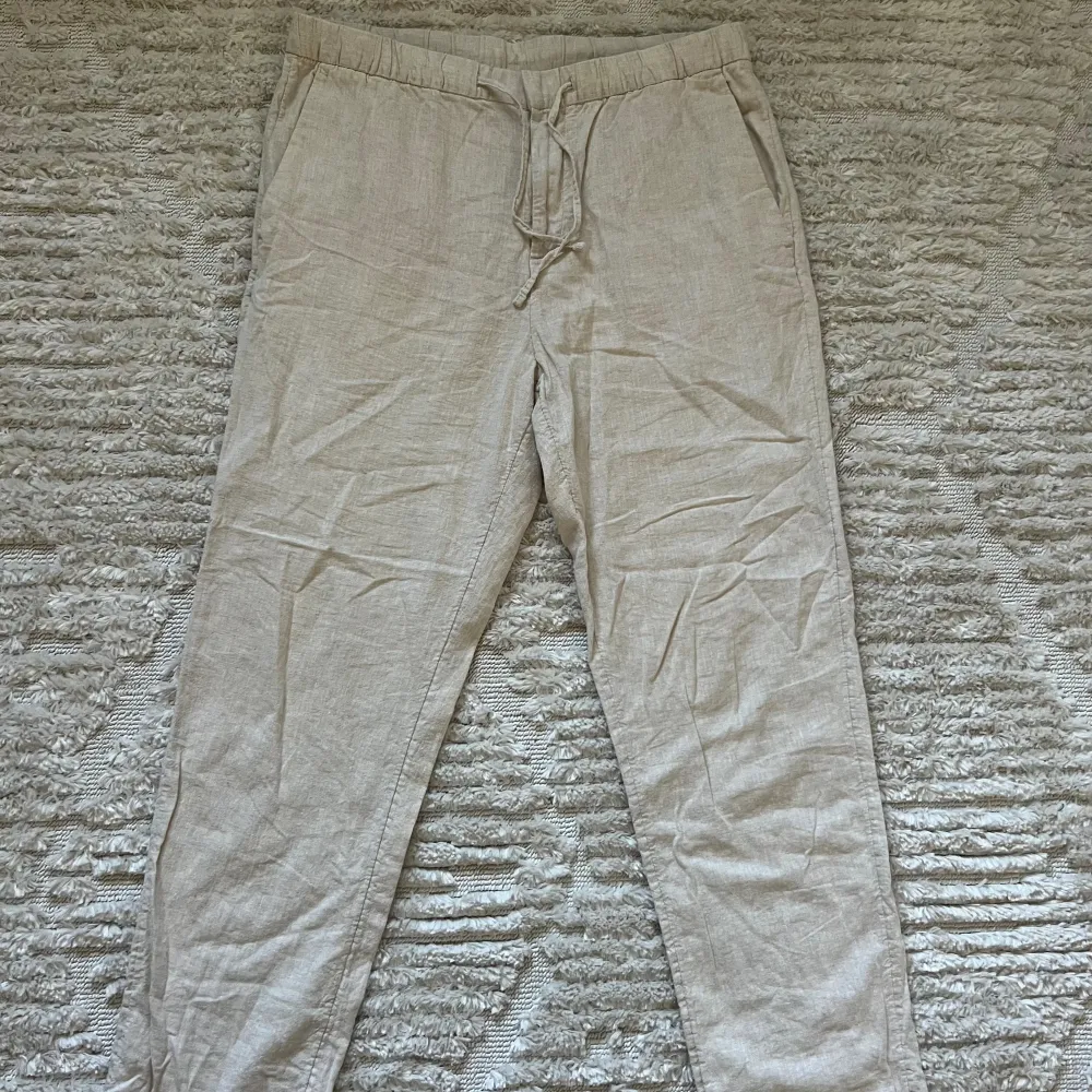 Jättefina linnebyxor från H&M. Använda varsamt och i superskick. Nypris runt 300kr, mitt pris 169kr.😊. Jeans & Byxor.