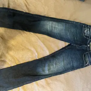 Tja säljer ett par fräscha replay anbass jeans w32  Knappt använda