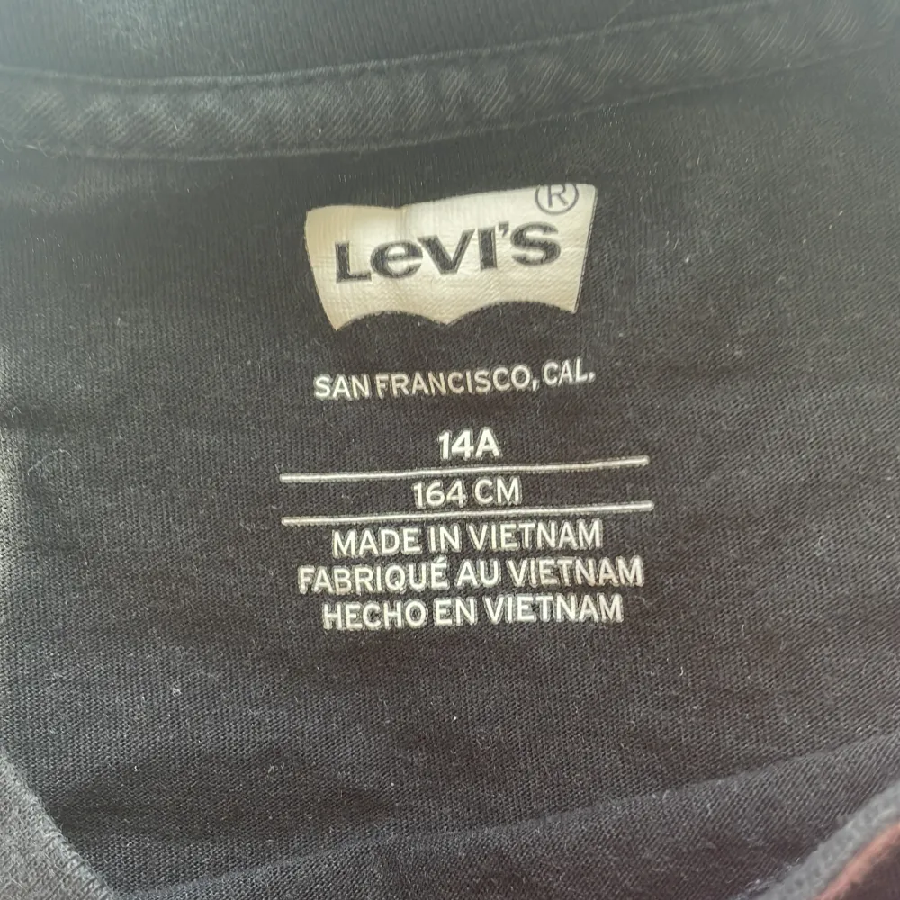 En Levis tröja som inte kommer till användning. Sitter som en s-m. Skriv för fler bilder.. T-shirts.