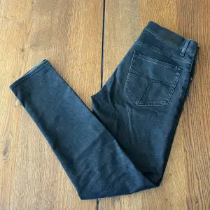 Tja ! Säljer dessa skit feta jeansen från tiger of Sweden då jag rensar garderoben. Skick 9/10. Modellen heter evolve/ slim fit. Storlek 30/32. Vid  frågor är det bara att höra av sig 😊