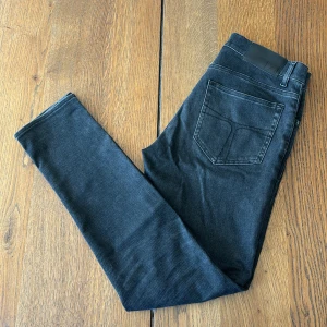 Tiger of Sweden jeans  - Tja ! Säljer dessa skit feta jeansen från tiger of Sweden då jag rensar garderoben. Skick 9/10. Modellen heter evolve/ slim fit. Storlek 30/32. Vid  frågor är det bara att höra av sig 😊