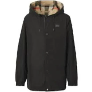 Burberry jacka  - Tjena säljer min burberry jacka som är för stor, är 168 så den är ett par centimeter för lång för mig. Har knappt använts helt ny. Går att använda på båda sidorna. Skriv för mer info