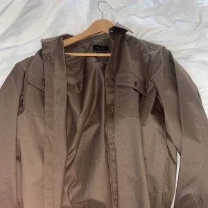 Massimo dutti overshirt - Fet overshirt/skjorta från Massimo dutti. Nypris:799kr Säljer för att den är för stor för mig. Färgen är mörkgrön och ser väldigt uppklädd ut.