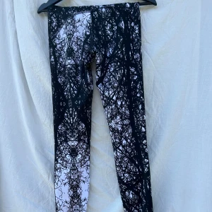 Svart vita tränings tajts! - Säljer mina jättefina tränings tajts pga att dom inte kommer till användning. Dom är begagnade sen innan också, men det är inget som märks på dom! Dem är i storleken xs! Kontakta för fler bilder!💕