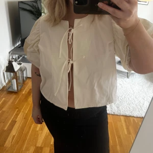 Gina blus - Säljer denna trendiga blus från Gina då den aldrig kom till användning 🥹❤️ passar mig som brukar ha M i toppar, slutsåld på hemsidan!