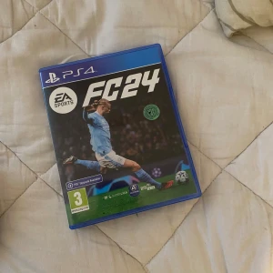 Playstation 5 med spel - Säljer nu mitt playstation 5 med 2 handkontroller, en vit och en lila. Även ea fc24 Både playstationet och kontrollerna köptes i December 2023, så allt är i mycket bra skick. Kvitto finns kvar.  
