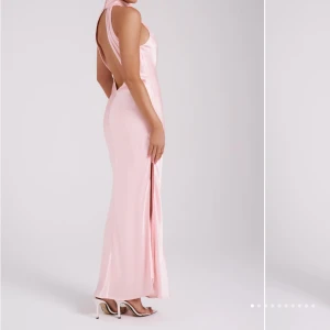 Rosa Maxiklänning - Superfin maxiklänning i satin ifrån Meshki🌸 Strl: XS 1000kr ( Orginalpris exkl. frakt och tull 1300kr)