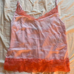 Somrig topp - Säljer denna söta somriga toppen från Gina tricot, aldrig använd så den är i nyskick, nypris är 299kr men jag säljer för 145kr