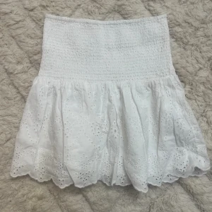 Vit volangkjol - I nyskick och endast använd 1 gång🤍storlek S.