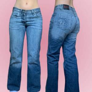 super fina och bekväma vintage jeans med unika fickor från ”Zone jeans wear”. fint skick, Inge defekter. Mått: hela byxans längd 97cm, innerbenslängd 74, 37cm tvärsöver midjan, tips är att mäta på er par jeans som passar dig bra💗 skriv vid frågor :)