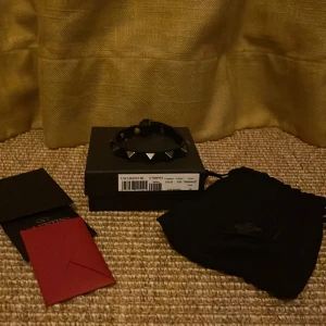 Valentino armband - Riktigt schysst valentino armband, perfekt nu inför sommar! Skicka 9/10, ingår box, dustbag och extra nitar med tillbehör🥂Hör av er vid minsta lilla fråga eller fundering📩