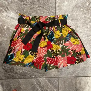 Nya shorts med blommotiv. Perfekt till sommaren!! Rekommenderar stort. Säljer pga stor garderobrensning. Kika gärna på mina andra annonser, säljer mycket:) 