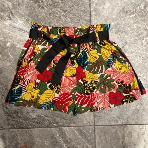 Helt ny sommar shorts  - Nya shorts med blommotiv. Perfekt till sommaren!! Rekommenderar stort. Säljer pga stor garderobrensning. Kika gärna på mina andra annonser, säljer mycket:) 