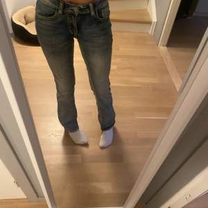 Jätte fina lågmidjade jeans med fina detaljer på bakfickorna! Skriv om intresserad!!💞💞